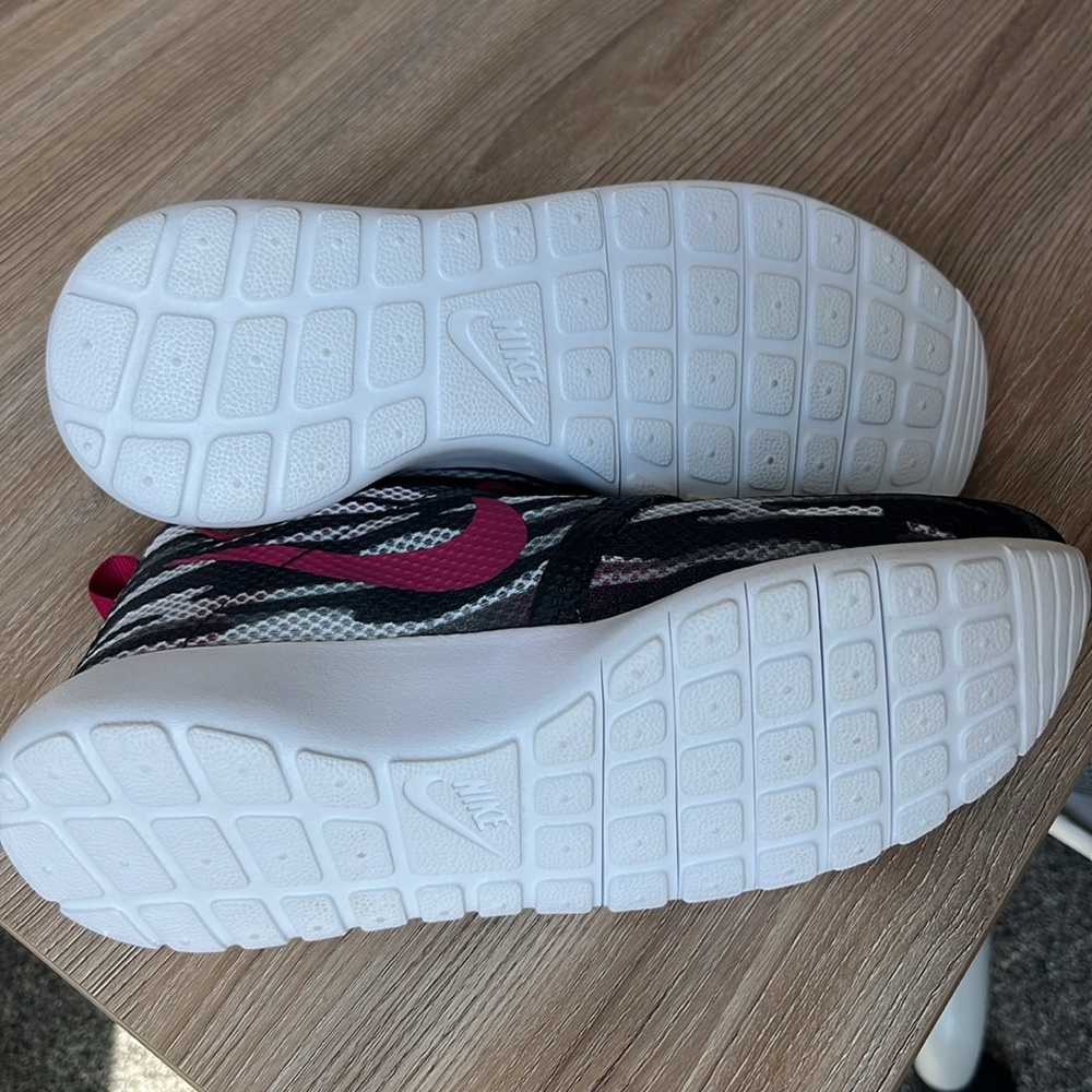 NWOT-Nike Girls Black & White Mesh Stripe with Dark Pink Trim - Picture 7 of 9